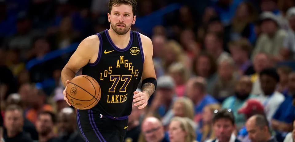 Joueur des Los Angeles Lakers dribblant le ballon