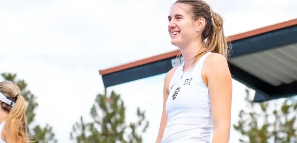 Joueuse de tennis souriante sur le terrain