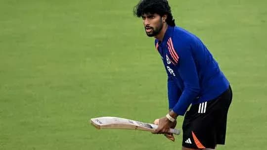 Joueur s'entraînant avec une batte de cricket