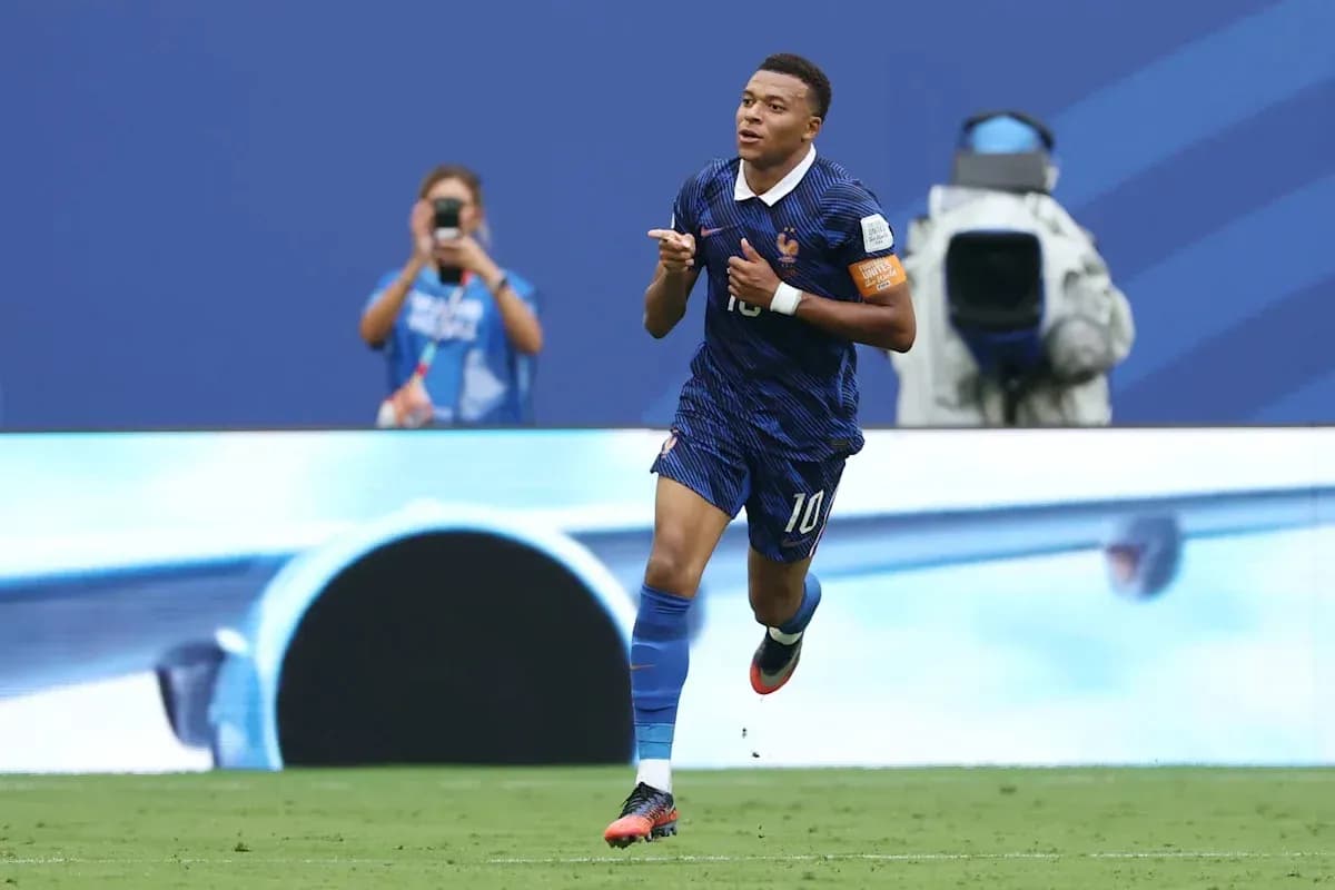 Joueur de France célébrant un but sur le terrain