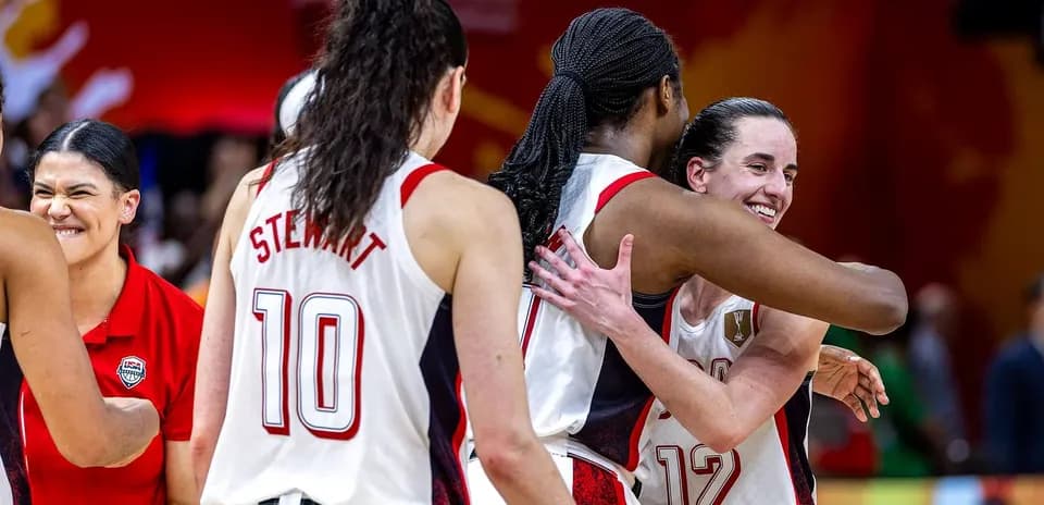 Joueuses américaines célébrant une victoire ensemble