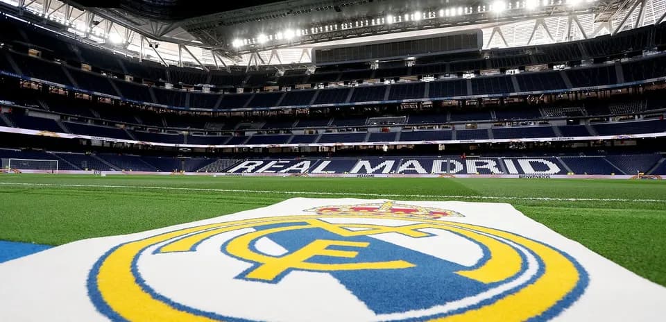 Logo du Real Madrid sur le terrain du stade
