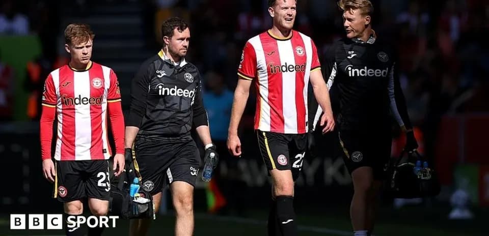 Joueurs de Brentford quittant le terrain après le match
