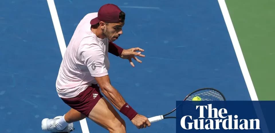 Joueur de tennis exécutant un coup sur le court