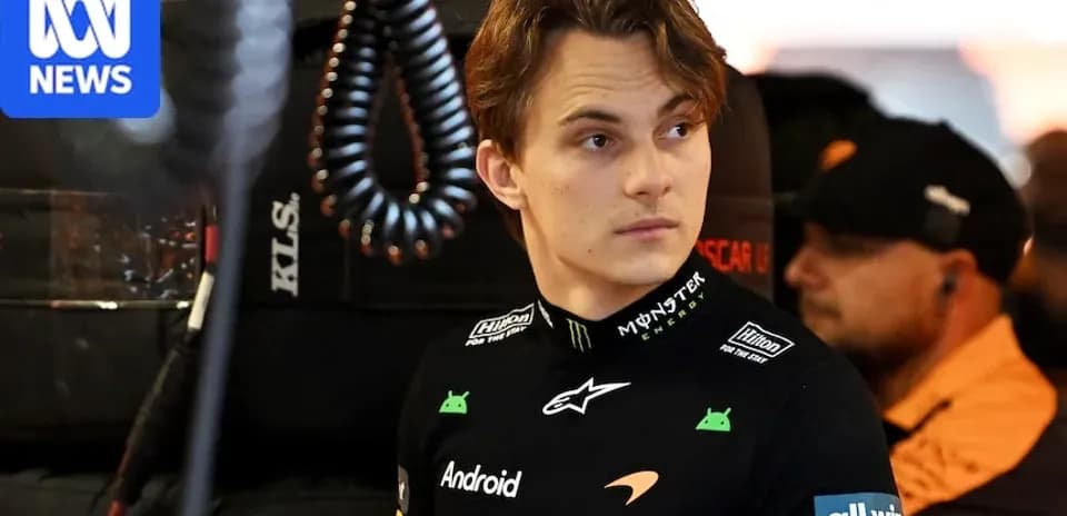 Pilote en combinaison de course dans le garage
