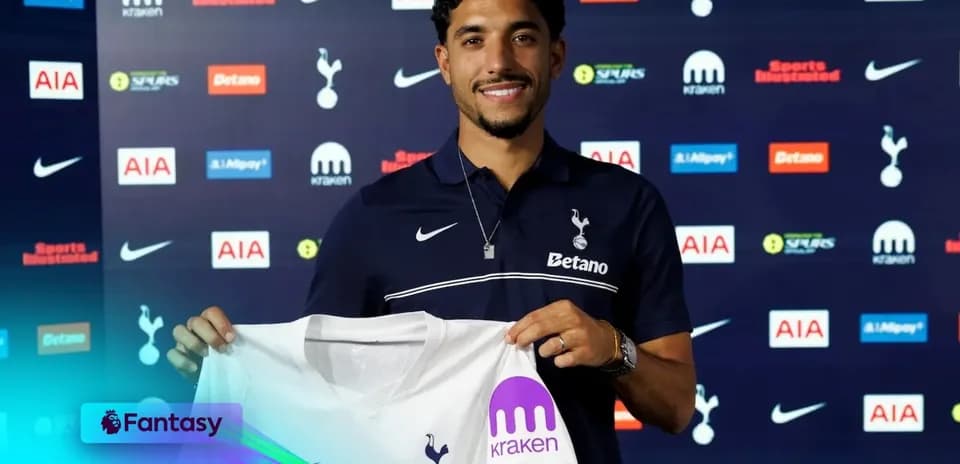 Joueur présentant le maillot de Tottenham lors de la signature