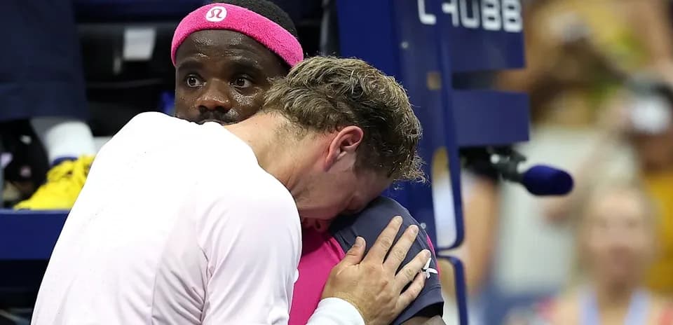 Joueurs s'étreignant sur le court après le match