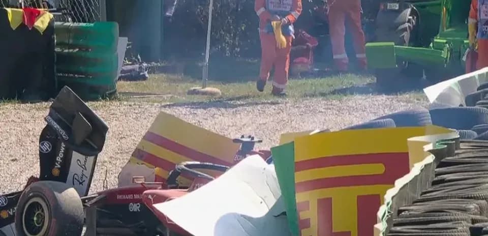 Voiture de course accidentée dans les barrières
