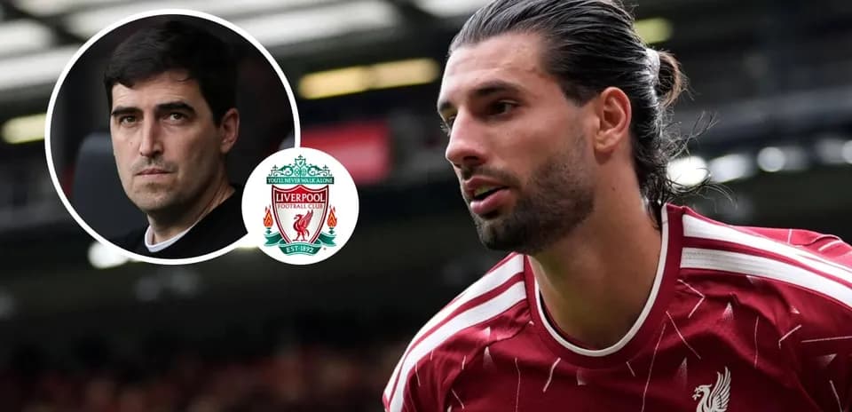Joueur de Liverpool en action avec entraîneur en arrière-plan