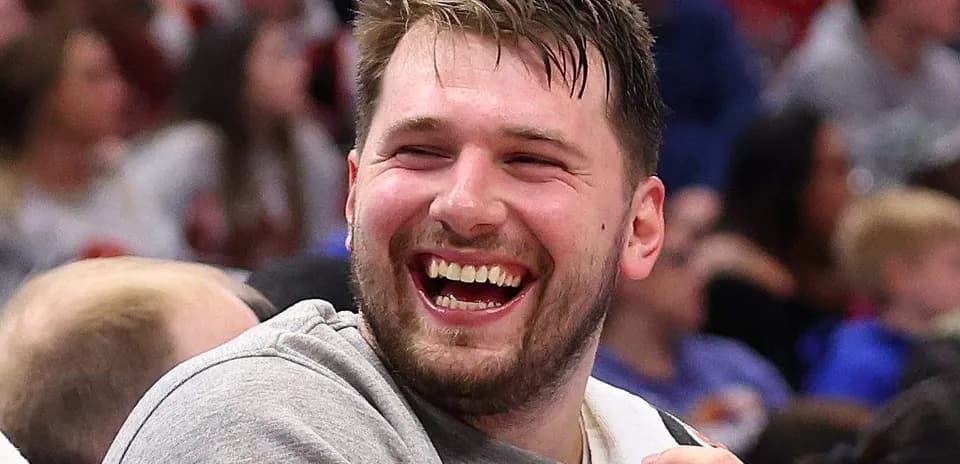 Joueur souriant sur le banc pendant un match