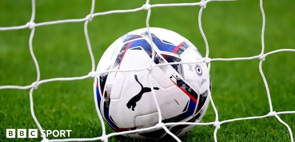 Ball dans le filet de but sur le terrain