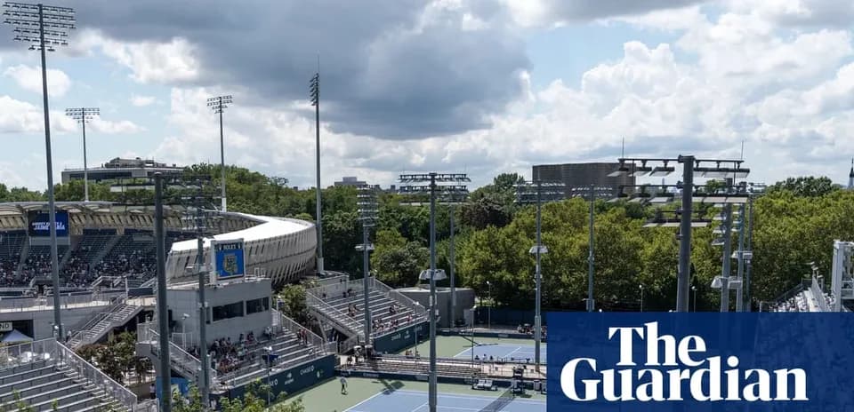 Stade de tennis avec spectateurs et terrain visible