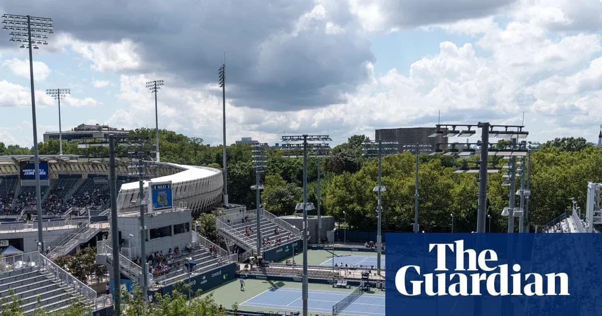 Stade de tennis avec spectateurs et terrain visible