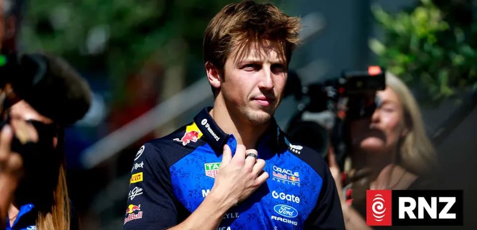 Pilote de Formule 1 en tenue d'équipe à un événement