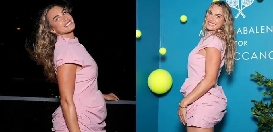 Femme souriante en robe rose devant un mur bleu