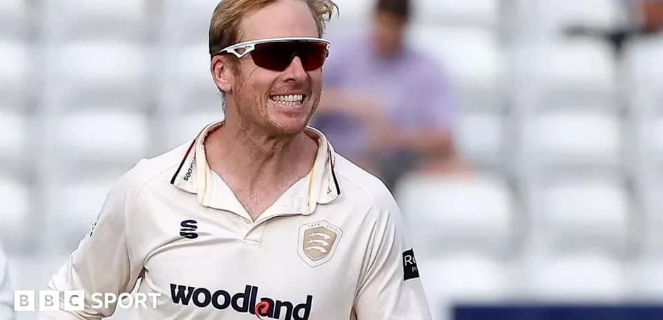 Joueur de cricket célébrant une prise sur le terrain