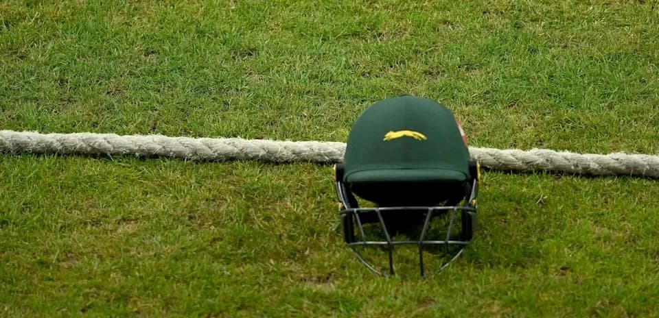 Casque de cricket posé sur l'herbe