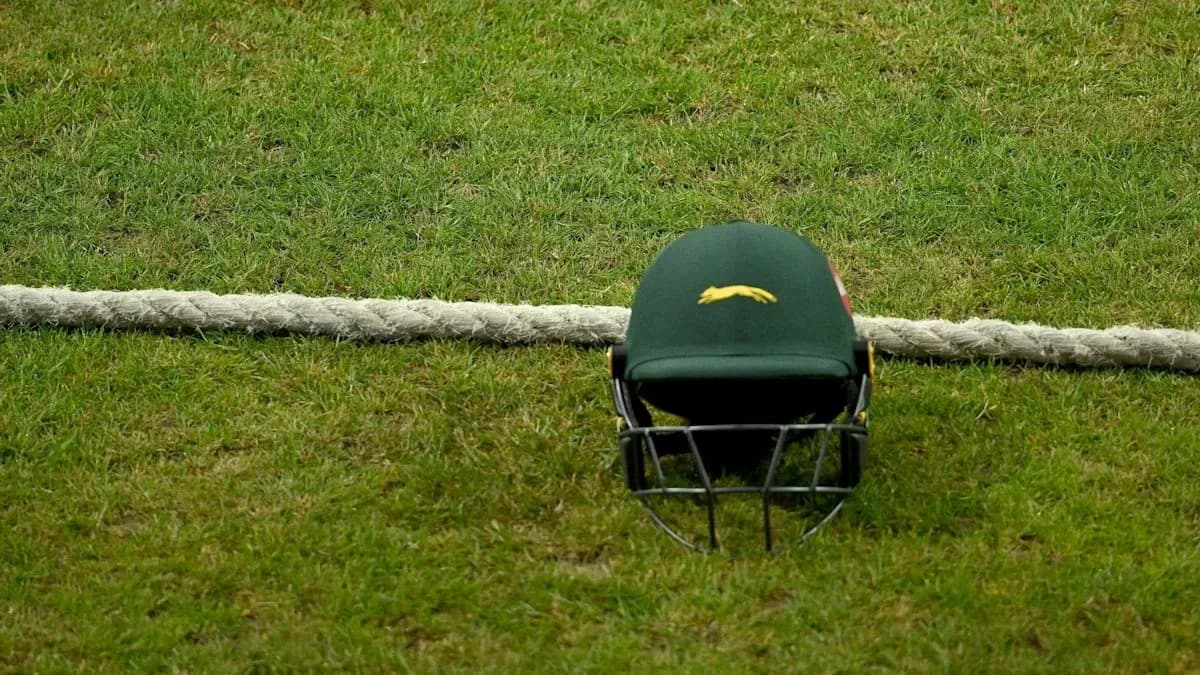 Casque de cricket posé sur l'herbe