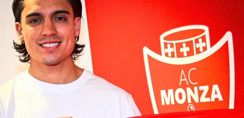 Joueur tenant un écharpe AC Monza devant logo