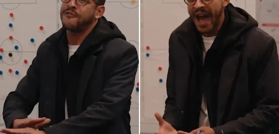 Entraîneur discutant avec des joueurs devant un tableau