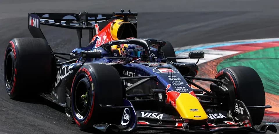 Voiture de Formule 1 Red Bull dans un virage