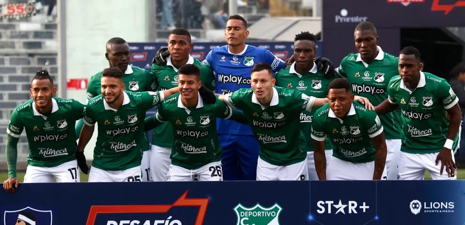Équipe de Deportivo Cali posant avant le match