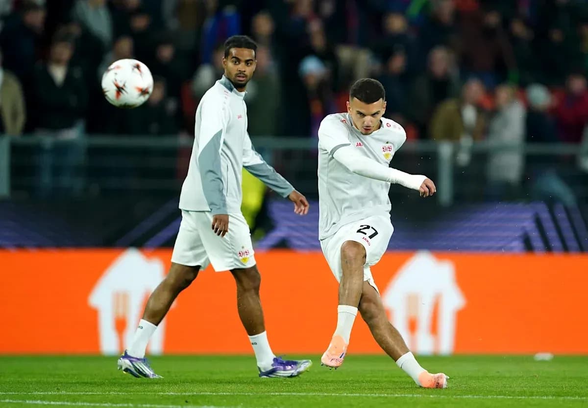 Joueur frappant le ballon pendant l'échauffement