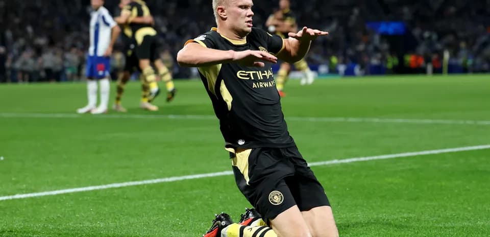 Joueur célébrant un but sur le terrain