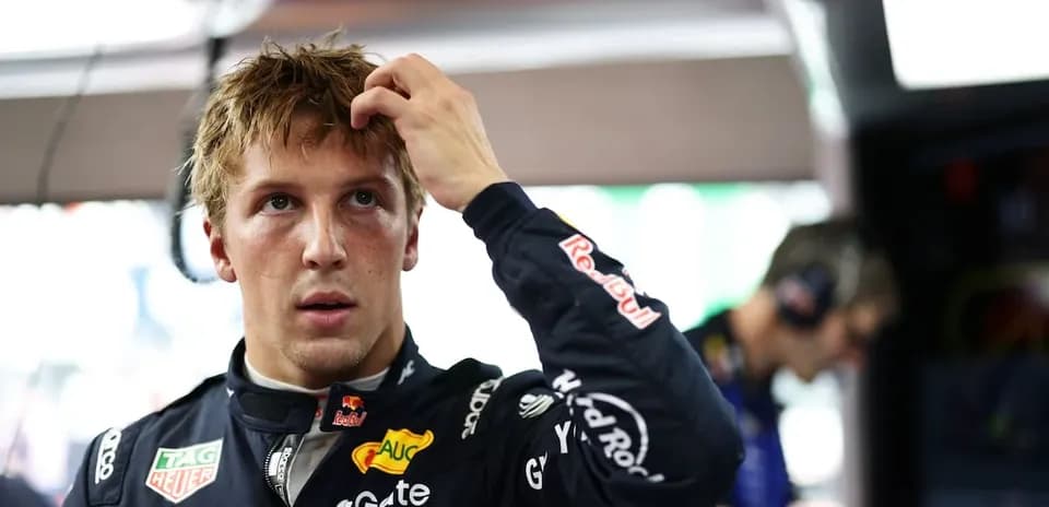Pilote de Formule 1 dans le stand avant la course