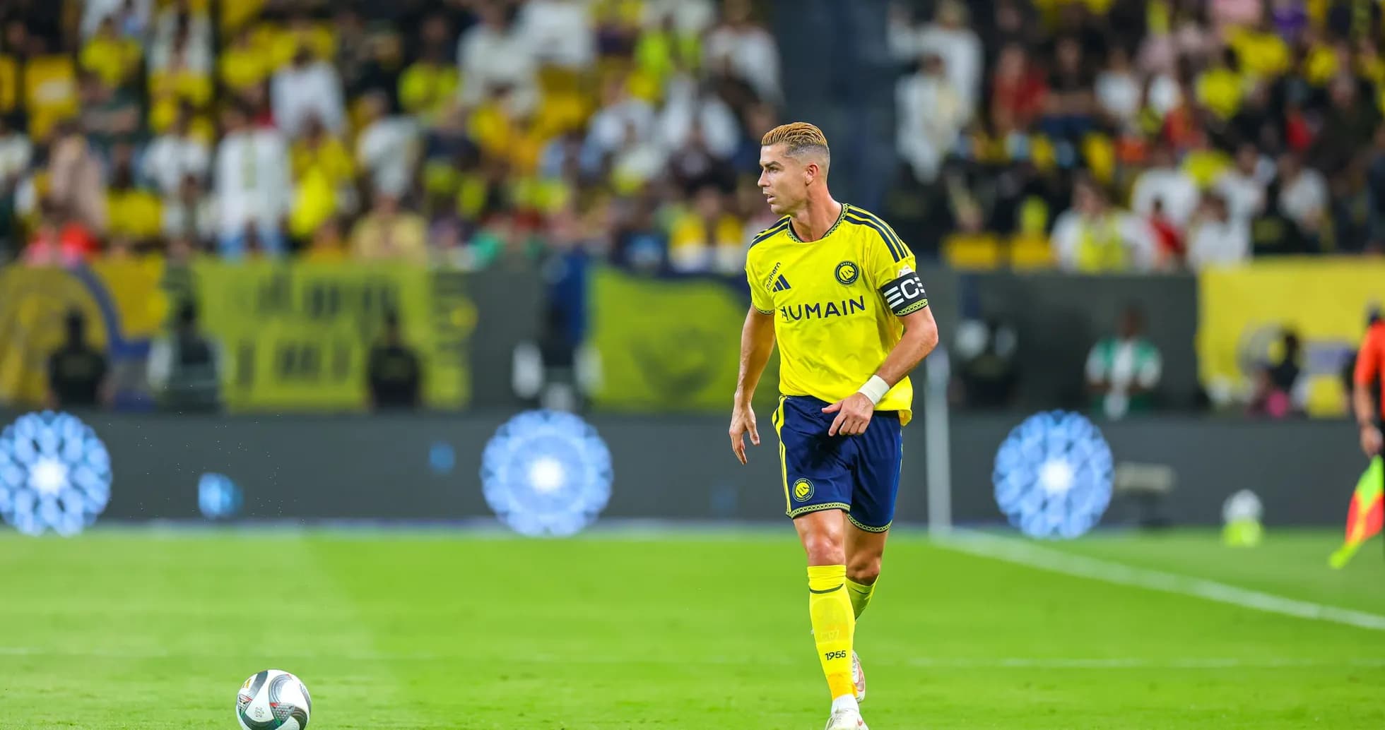 Joueur portant le maillot jaune courant sur le terrain