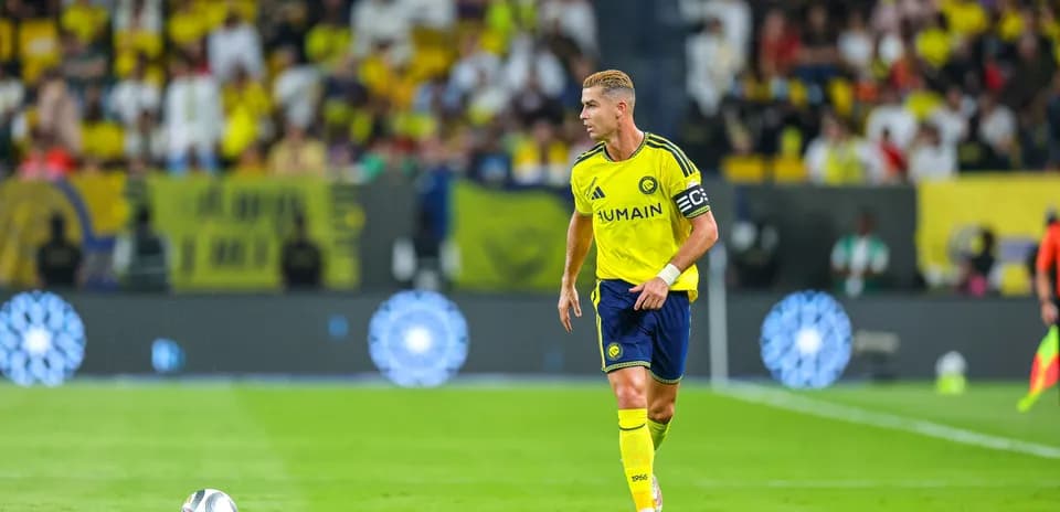 Joueur portant le maillot jaune courant sur le terrain
