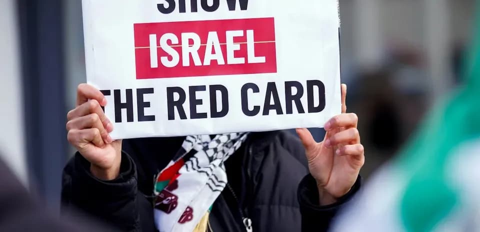 Manifestant tenant une pancarte avec un message
