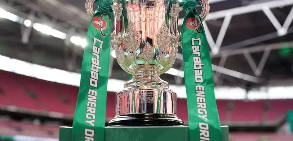 Trophée de la Carabao Cup avec des rubans verts