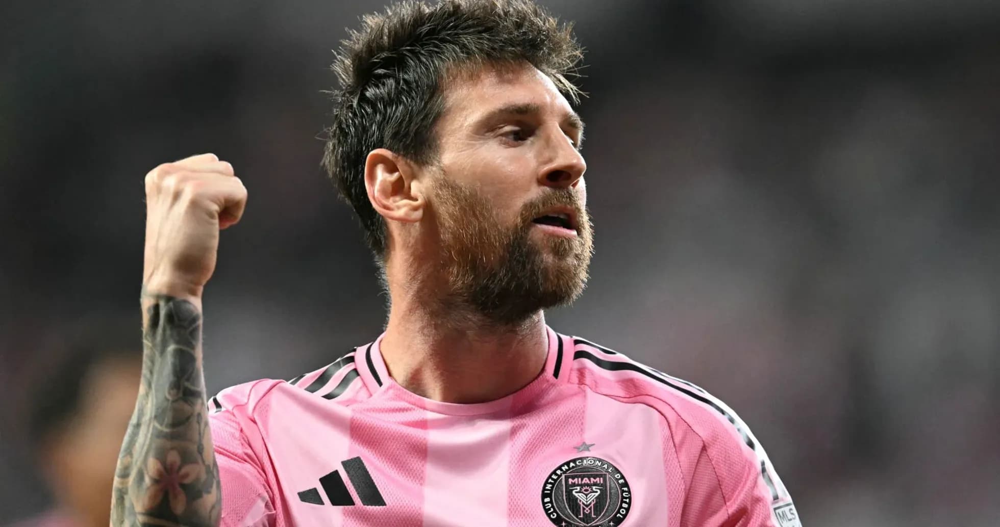 Joueur célébrant un but avec le poing levé