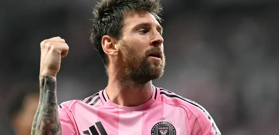 Joueur célébrant un but avec le poing levé
