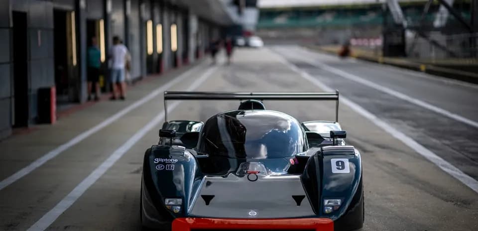 Voiture de course dans les stands d'un circuit