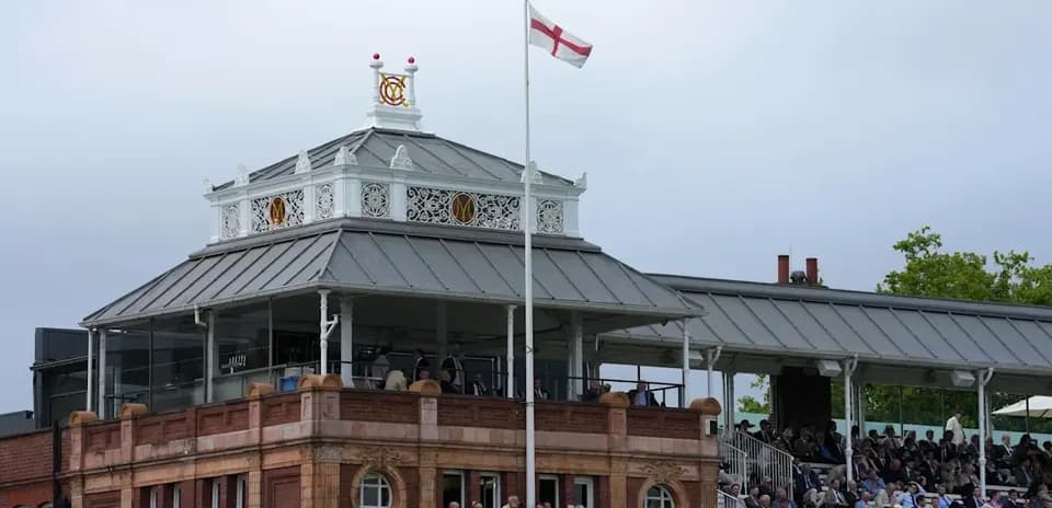 Tribune avec des spectateurs et un drapeau anglais