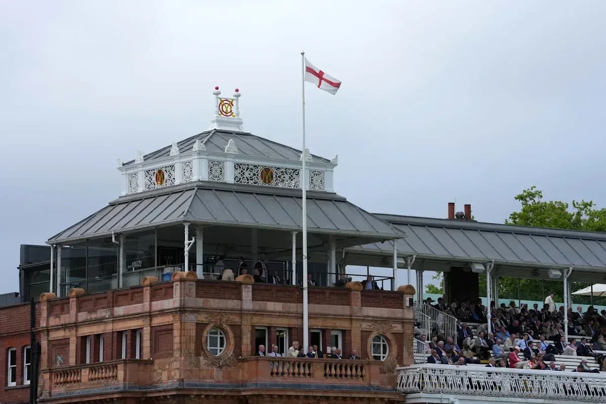 Tribune avec des spectateurs et un drapeau anglais