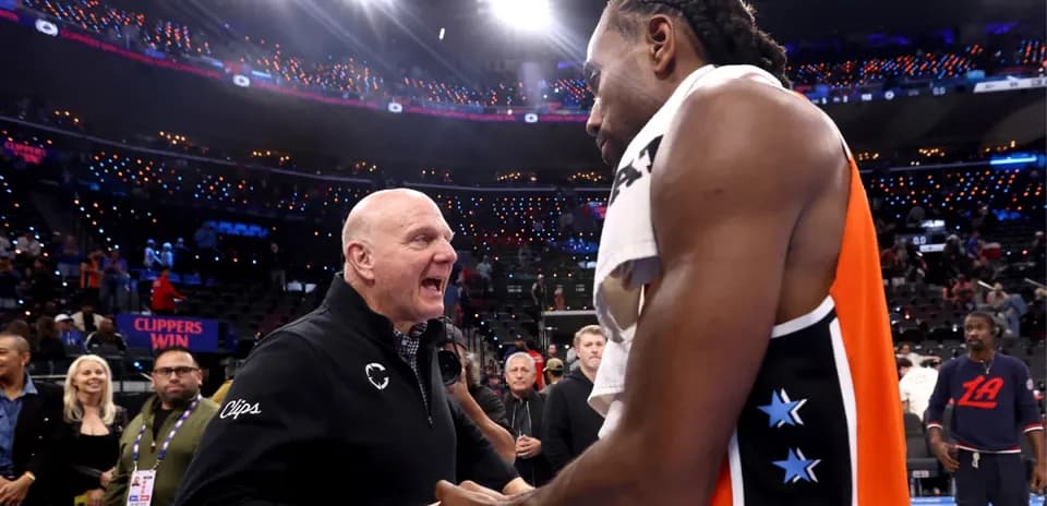 Steve Ballmer et Kawhi Leonard se félicitent après la victoire