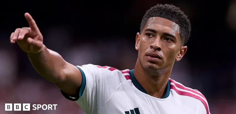Joueur de football pointant pendant un match