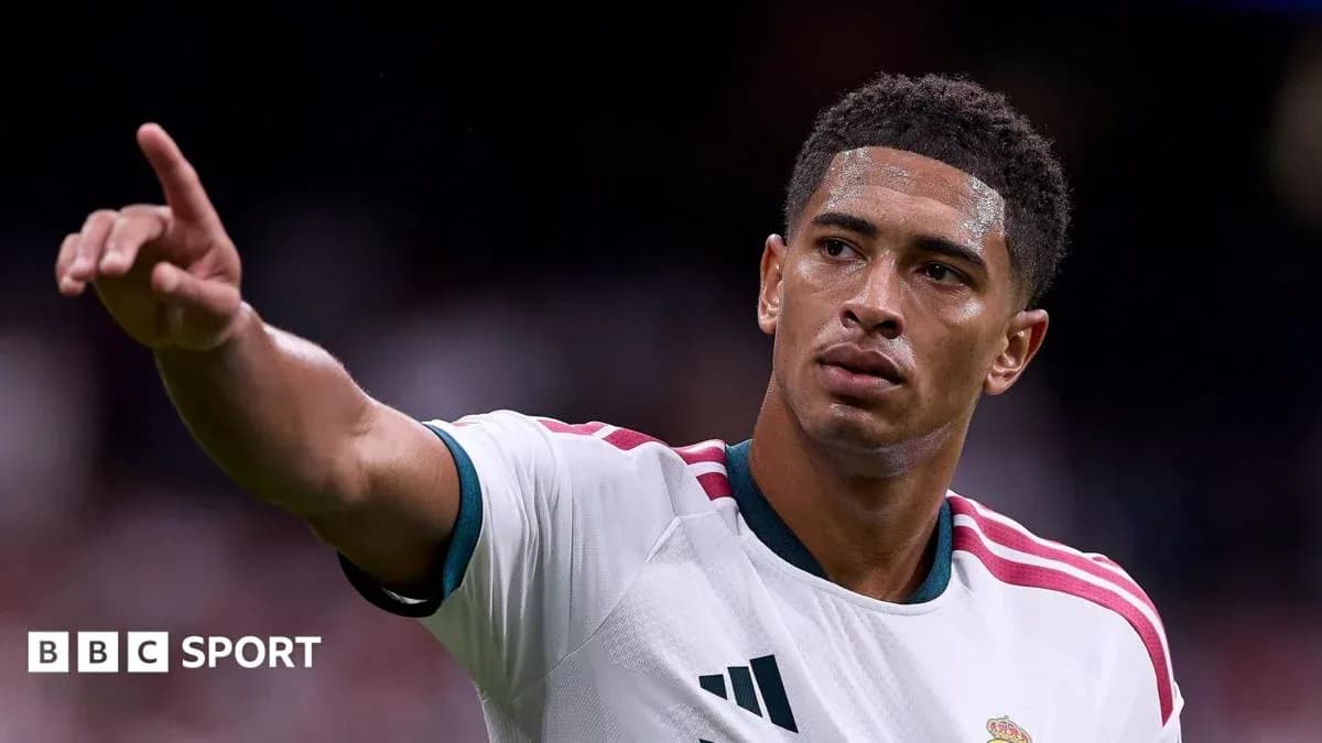 Joueur de football pointant pendant un match