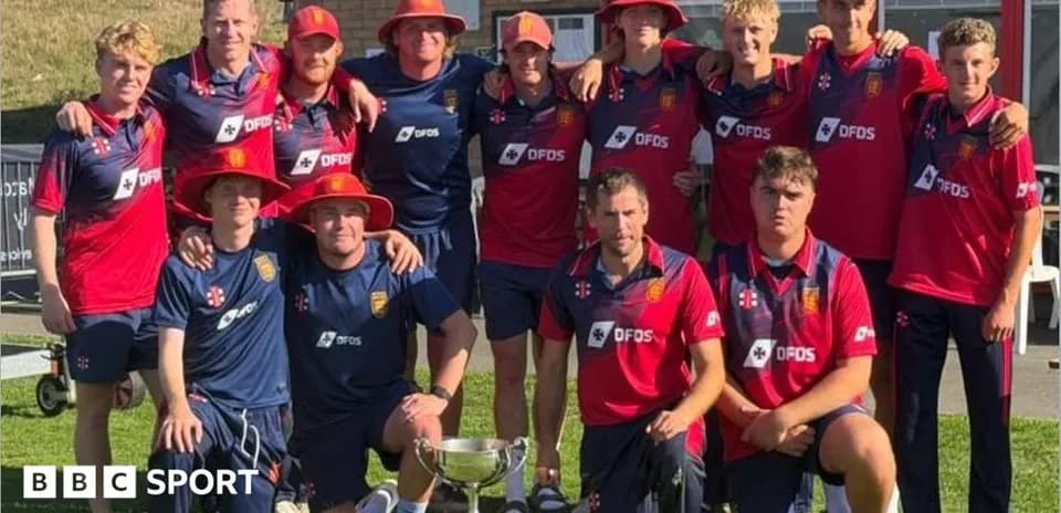 Équipe de cricket posant avec un trophée
