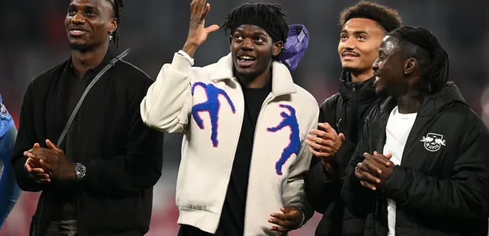 Quatre joueurs souriant lors d'un événement sportif