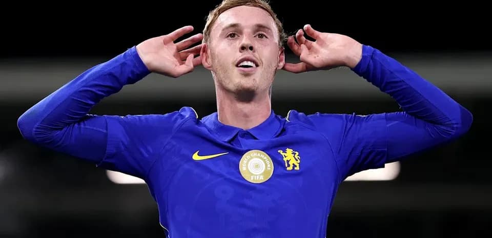 Joueur de Chelsea célébrant un but avec les mains aux oreilles