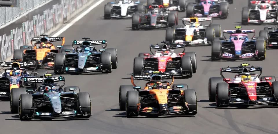 Voitures de F1 en pleine course sur circuit
