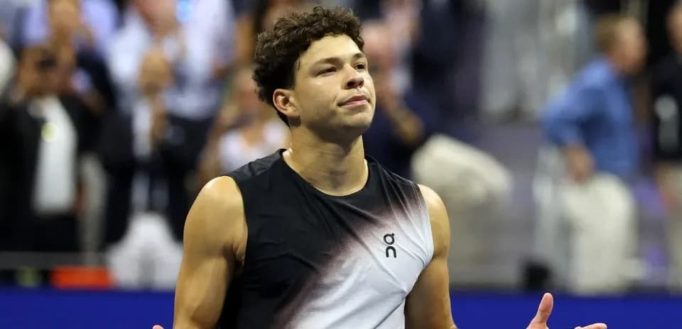 Joueur de tennis s'adressant au public après le match