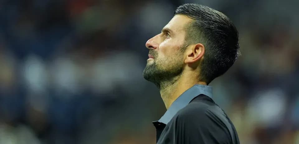 Joueur de tennis regardant vers le haut sur le court