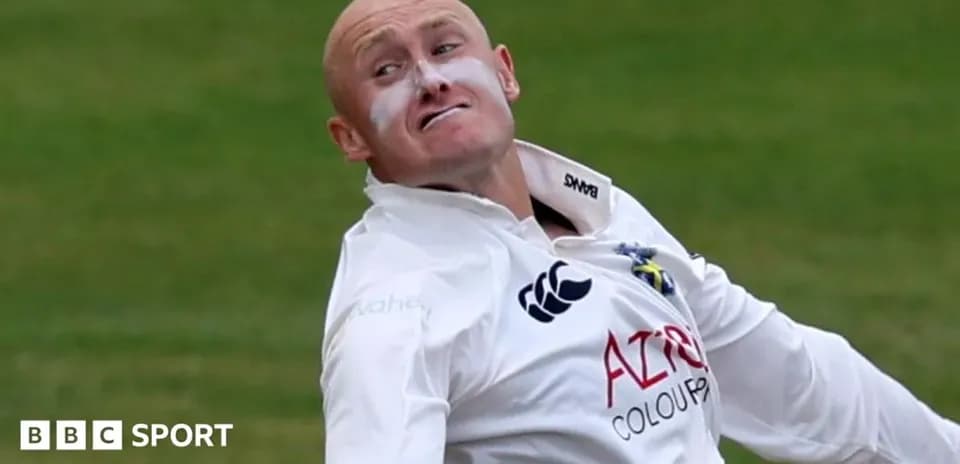 Joueur de cricket lançant la balle sur le terrain