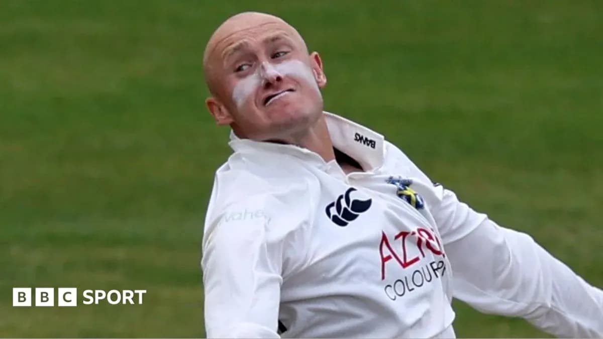 Joueur de cricket lançant la balle sur le terrain