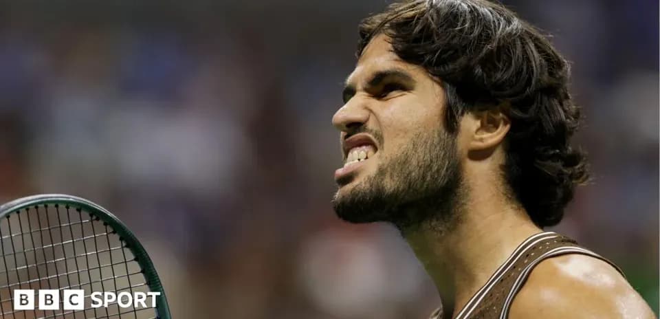 Joueur de tennis avec raquette sur le court